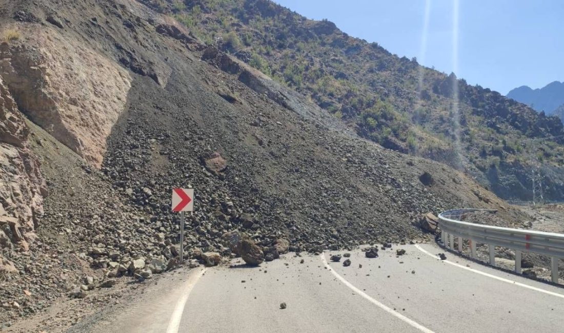 Artvin’in Yusufeli ilçesinde meydana gelen heyelan nedeniyle Yusufeli-Artvin ve Yusufeli-Erzurum