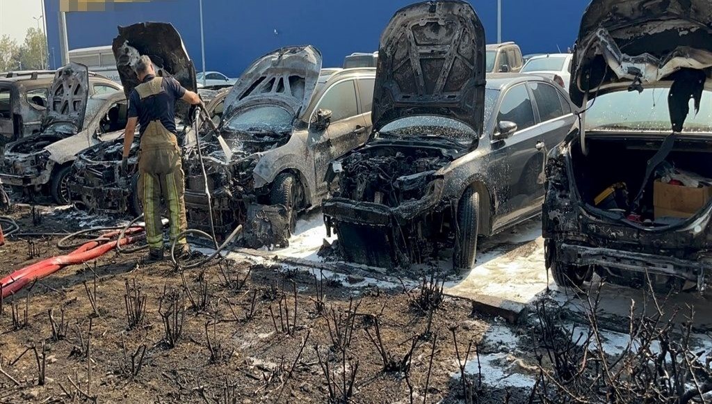 Bursa’da bir alışveriş merkezinin otoparkında çıkan yangında 8 araç ziyan