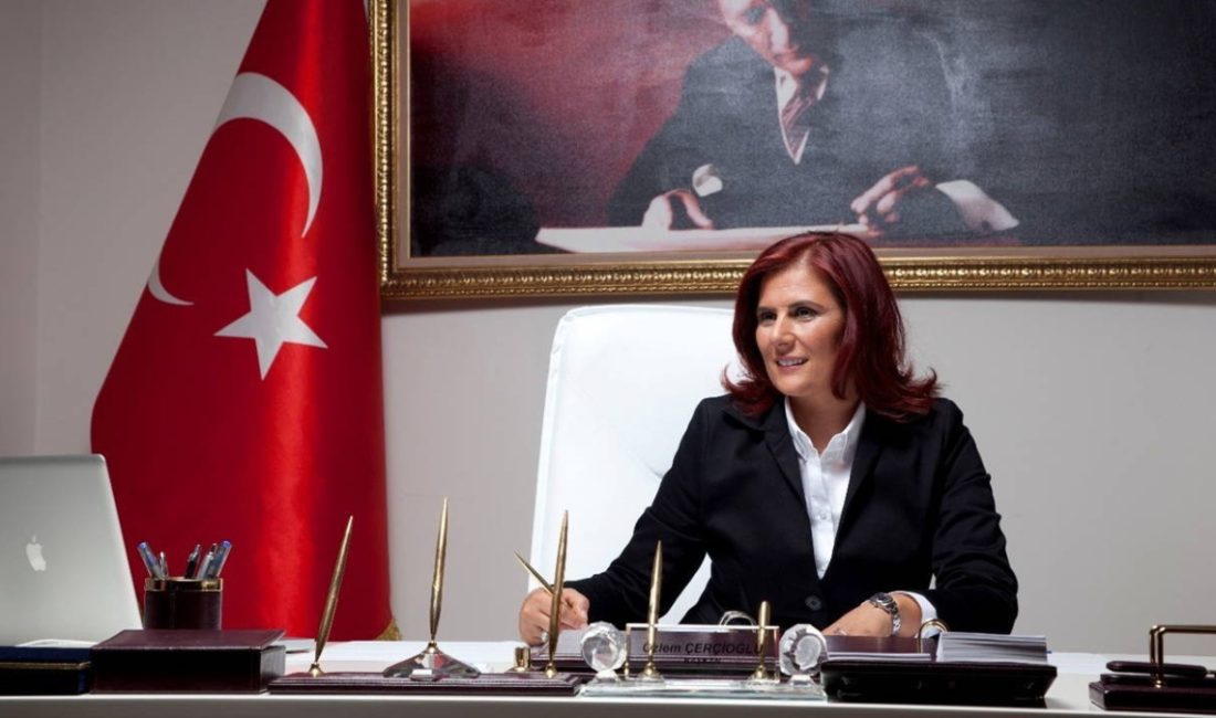 CHP'li Aydın Büyükşehir Belediye Başkanı Özlem Çerçioğlu ile birlikte 3