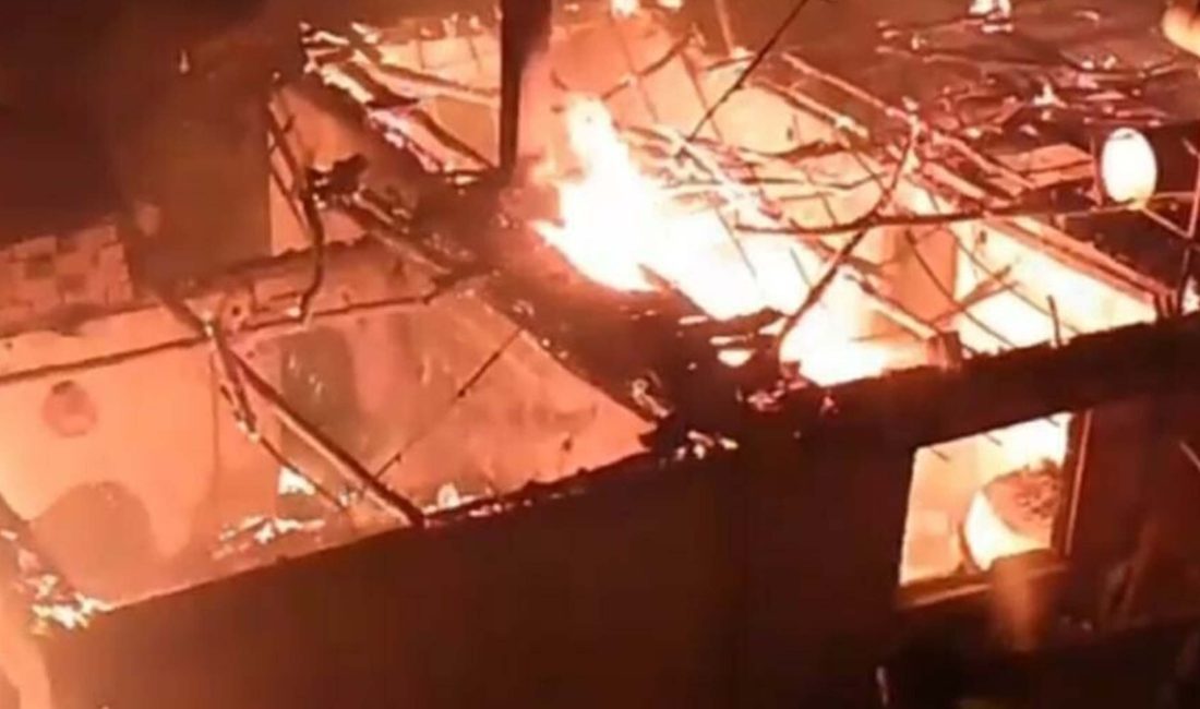 Karacasu ilçesinde bir meskende çıkan yangın bitişikteki konuta de sıçradı.