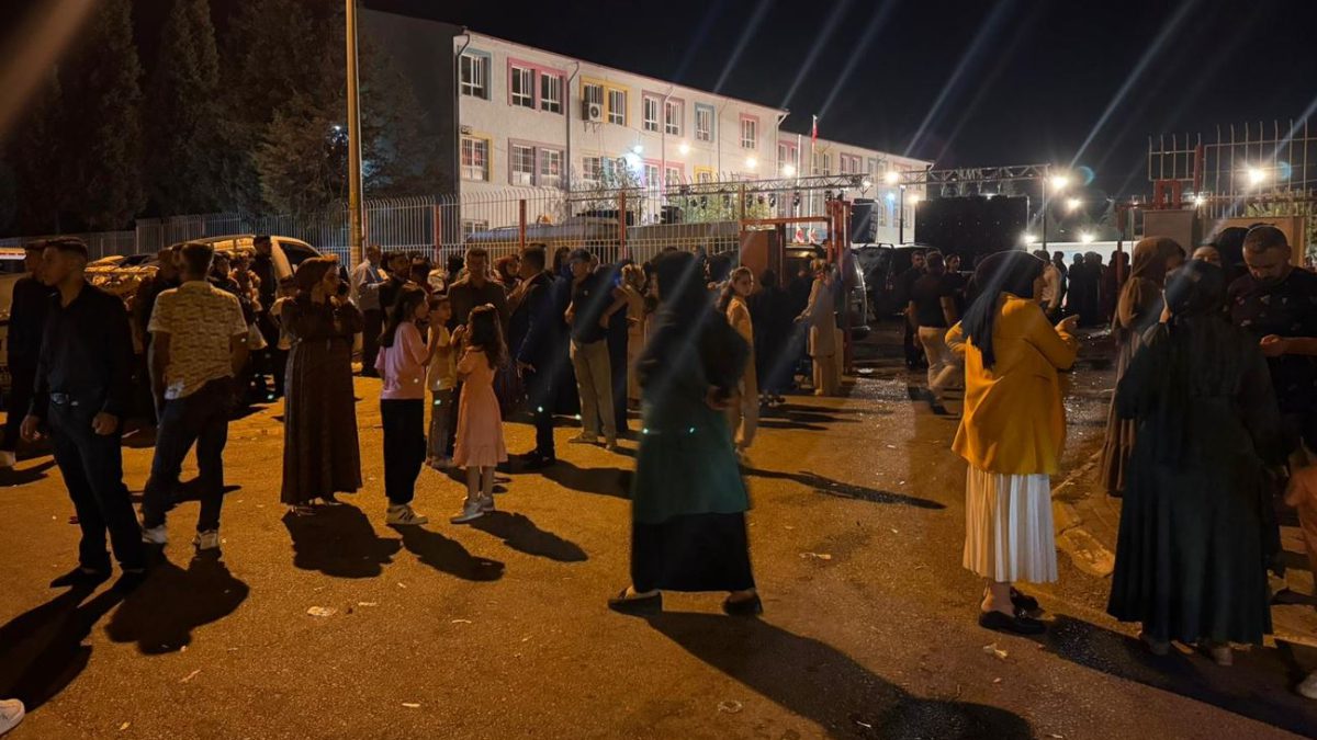 Efeler ilçesinde sokakta düzenlenen düğünde husumetliler ortasında çıkan tartışma silahlı