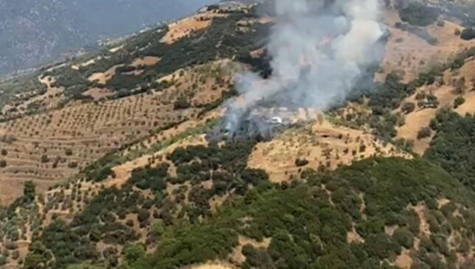 Aydın'ın Efeler ilçesinde tarım toprağında yangın çıktı. Alevlere havadan ve karadan