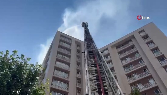İstanbul Bağcılar'da 15 katlı bir apartmanda yangın çıktı. Vatandaşlar binadan
