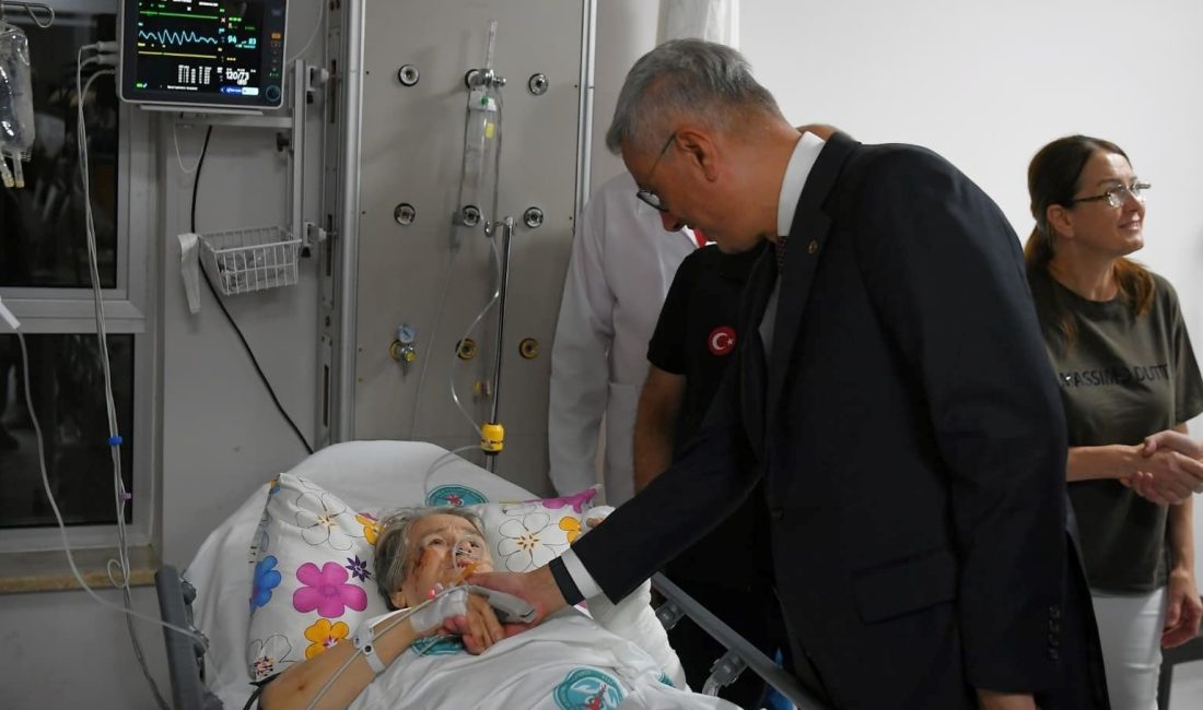 Sağlık Bakanı Memişoğlu, Sındırgı depreminde yaralananları hastanede ziyaret etti. Memişoğlu