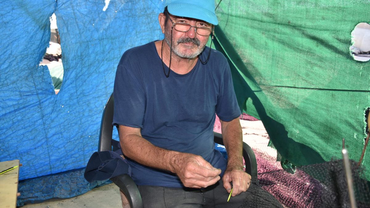 İzmir'de balıkçılar, 1 Eylül'de başlayacak av dönemi öncesi ağlarını ve