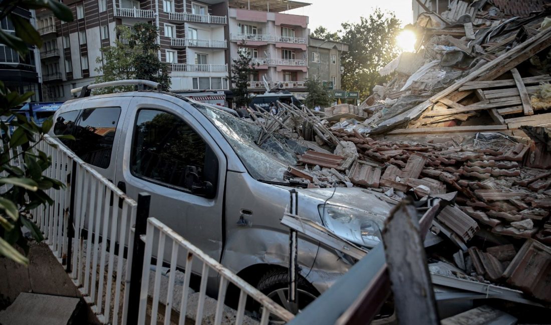 Balıkesir'in Sındırgı ilçesinde 6,1 büyüklüğündeki sarsıntıda yıkılan binaya ait soruşturmada