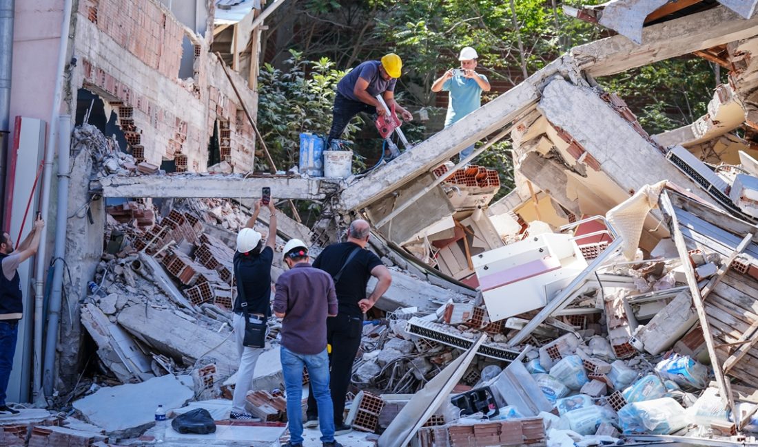 Sındırgı ilçesinde yaşanan 6.1 büyüklüğündeki sarsıntıda 1 kişi hayatını yitirirken