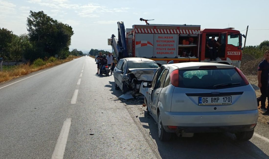 Altıeylül ilçesine bağlı Karamanköy mevkiinde 2 araç baş başa çarpışması