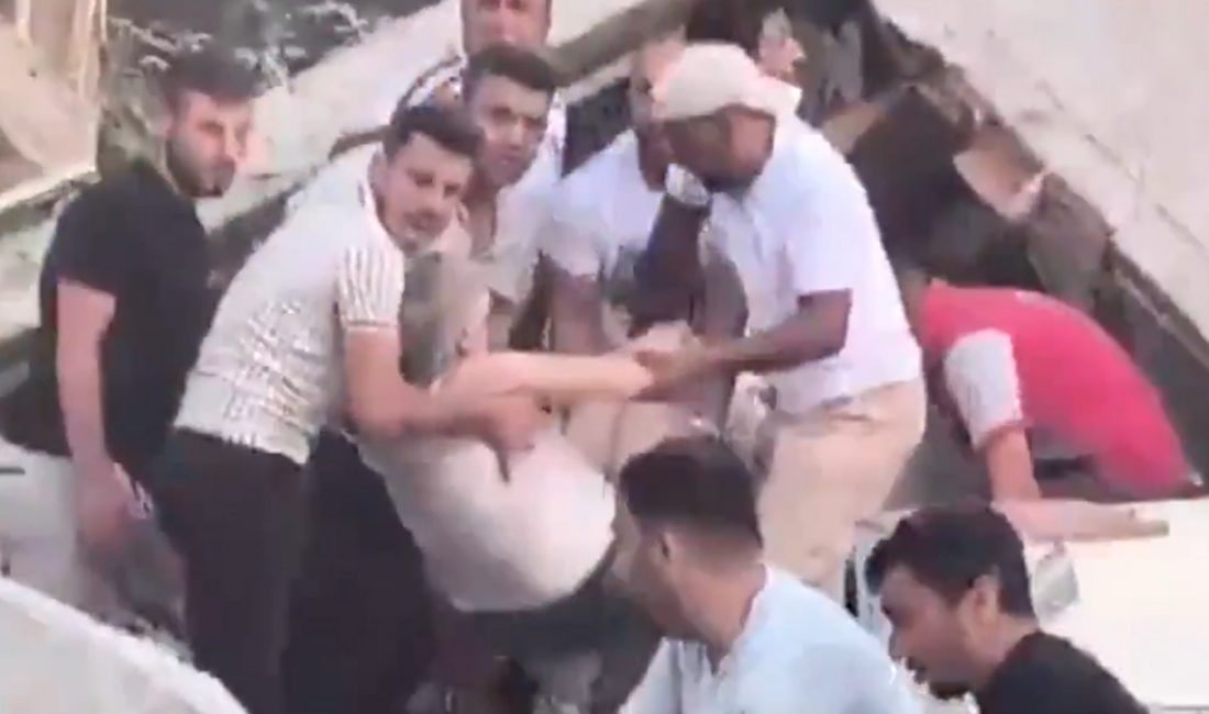 Balıkesir'de meydana gelen 6.1 büyüklüğündeki zelzelede yıkılan binanın enkazından kurtarılanların