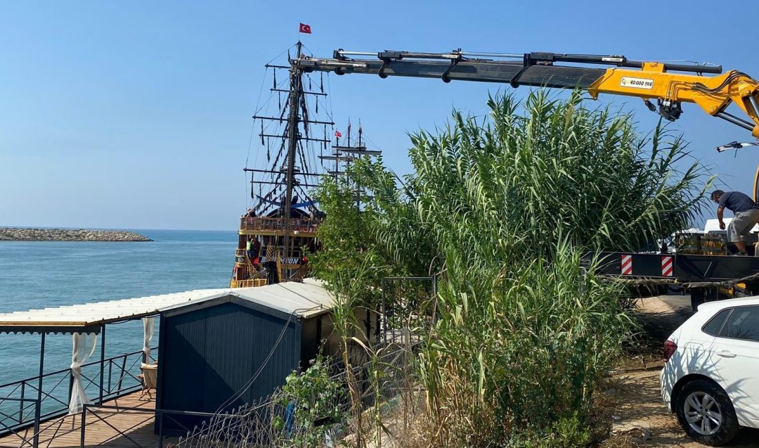 Antalya'nın Aksu ilçesinde kral yolu olarak bilinen köprü ile deniz