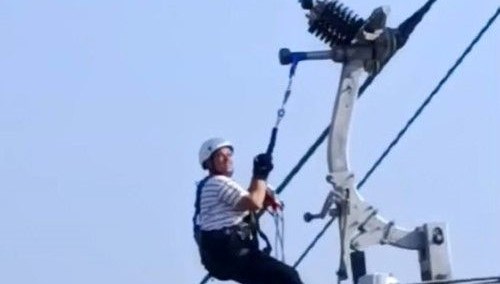 Bergama’da teleferik yolcu kurtarma tatbikatını muvaffakiyetle tamamlayan Emine Şener, ilçede