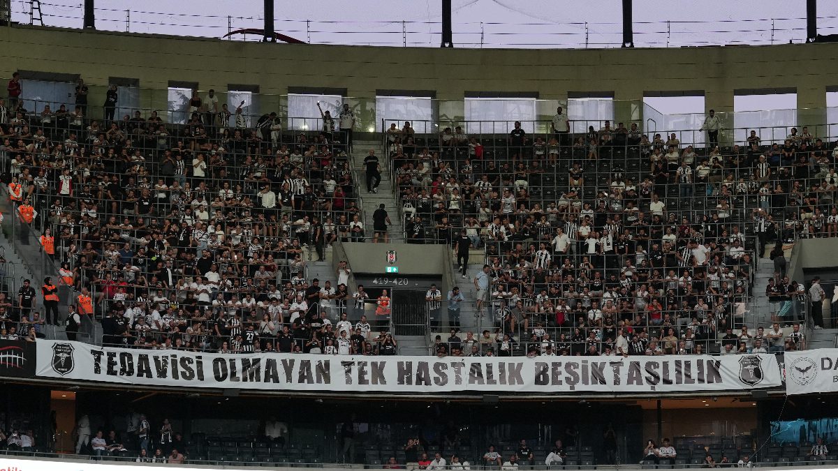 Beşiktaş tribünleri, maçın son kısımlarında top Lausanne futbolcularına gelince ağır