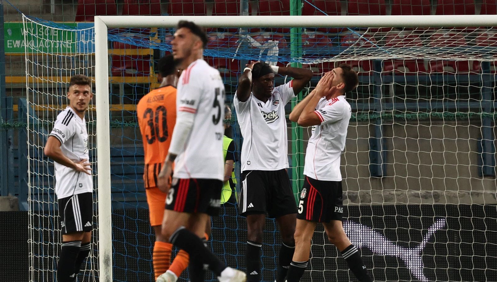 Beşiktaş'ın UEFA Avrupa Ligi'ne veda etmesinin akabinde dikkat çeken birçok