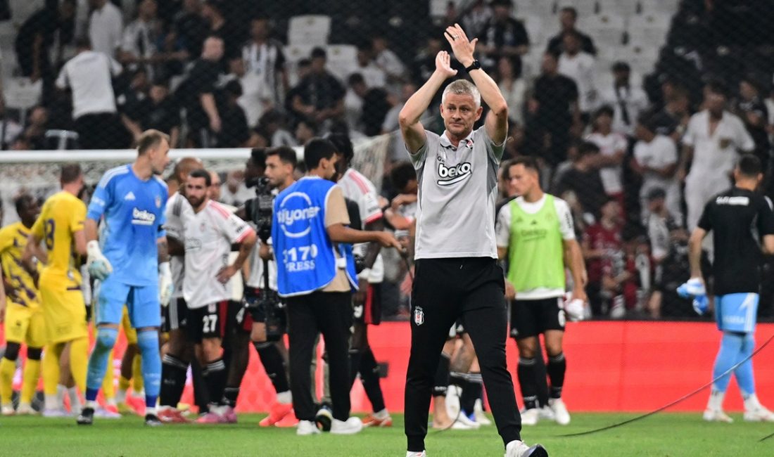Beşiktaşlı taraftarların bir kısmı Eyüpspor galibiyetinin akabinde tribünleri selamlayan teknik