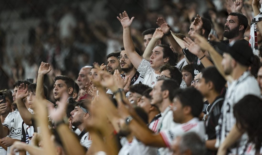 Beşiktaş taraftarı, St. Patrick's maçında 2-0 geriye düşülmesinin akabinde kadroya