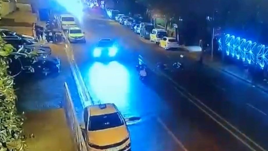 İstanbul Beşiktaş'ta, iki motosikletin çarpıştığı kazada 3 kişi yaralandı.