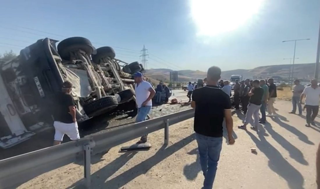 Ankara'da denetimden çıkan beton mikseri, otomobilin üzerine devrildi. Takımlar gelene kadar