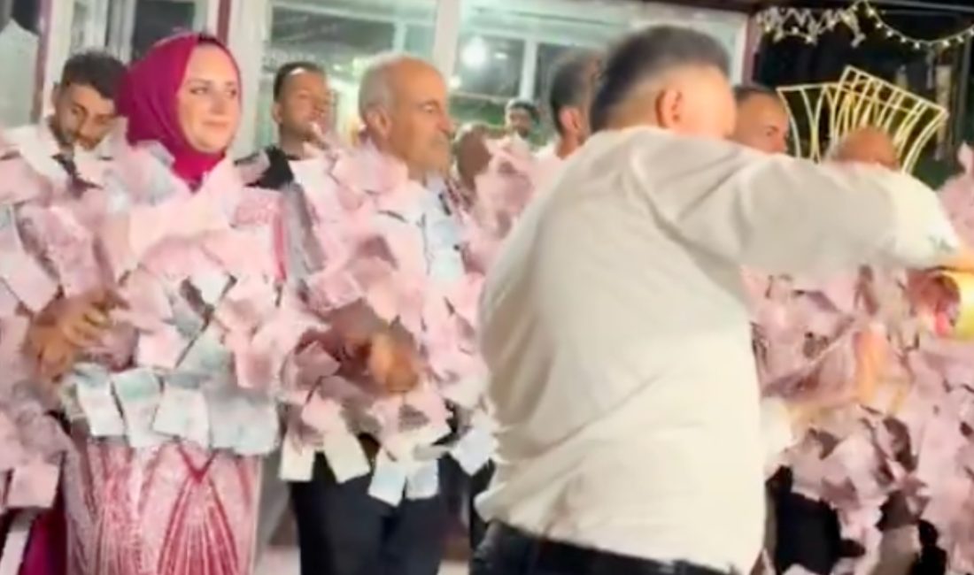 Bitlis'teki bir aşiret düğününde gelin ve aile üyelerine takılan paradan