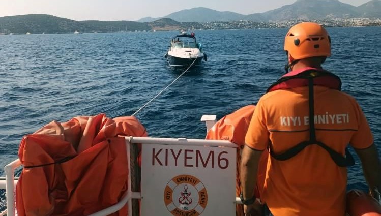 Bodrum'da bir tekne arıza yaptı. Makine arızası yapıp sürüklenen tekne,