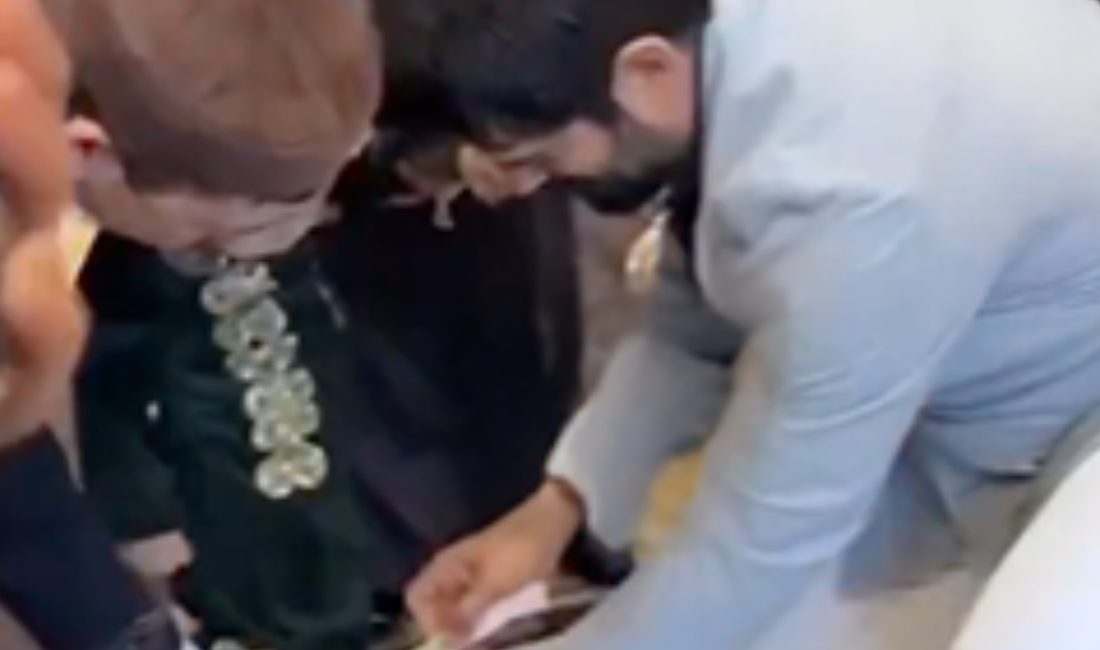 Burak Özçivit’in, bir çocuğun yürüme partisinde kurdele keserken çekilen görüntüsü