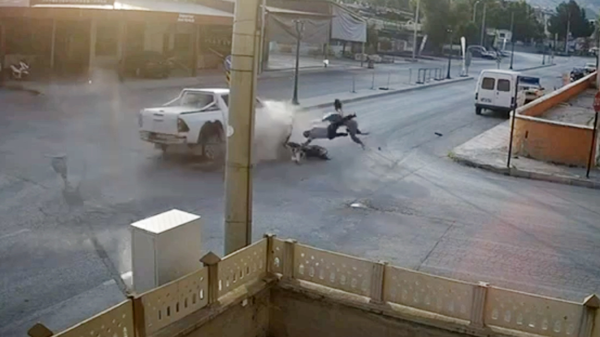 Burdur'da, kavşağa süratli giren kamyonet ile motosikletin çarpışması sonucu kamyonet