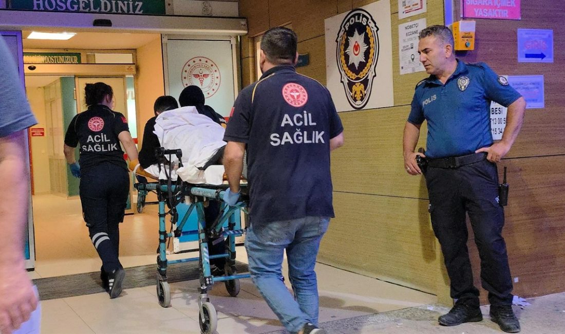 Bursa'da arbedeyi ayırmaya çalışırken bıçaklanan güvenlik vazifelisi hastaneye kaldırıldı.