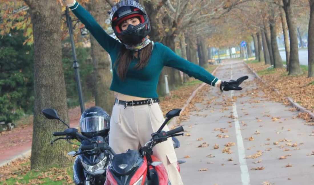 Fethiye ilçesinde şoförünün hakimiyetini kaybetmesi sonucu şarampole devrilen motosikletteki 26