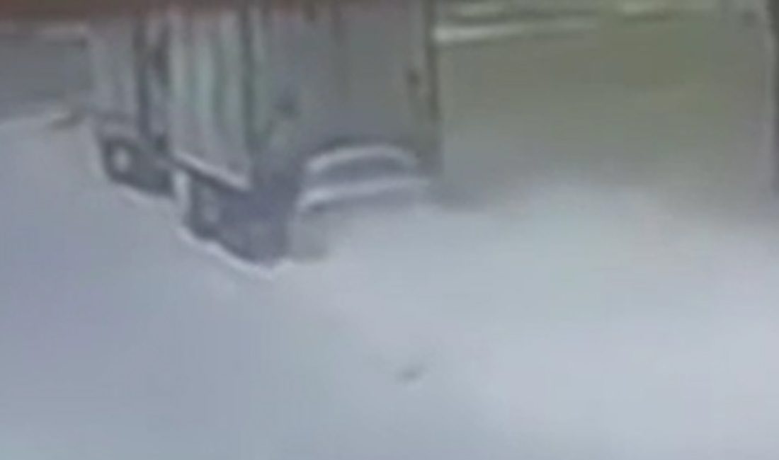 Bursa'da tıra geriden çarpan arabanın şoförünün hayatını kaybettiği kaza anı