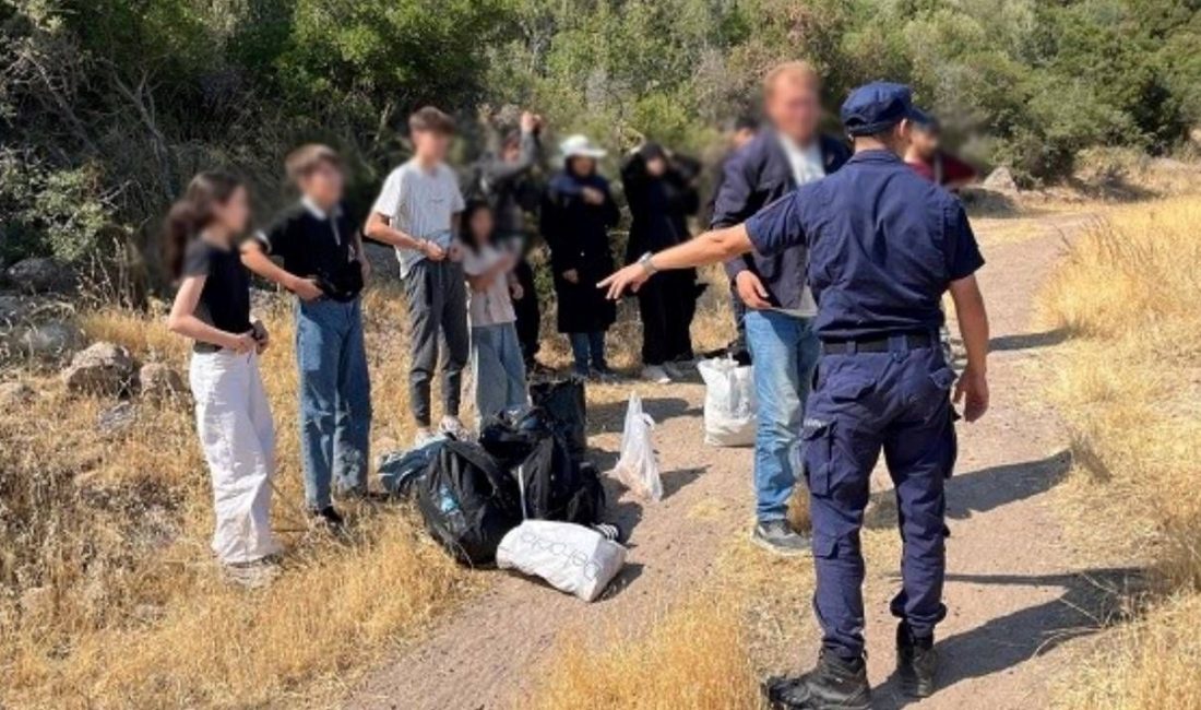 Çanakkale’nin Ayvacık ilçesinde 6'sı çocuk toplam 16 kaçak göçmen yakalandı.