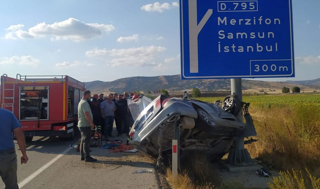 Çorum- Amasya karayolunda levhasına çarpan araba, direkte asılı kaldı. Kazada,
