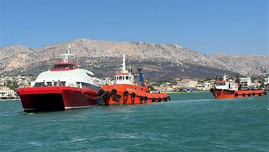 İzmir Çeşme'den Yunanistan'ın Sakız Adası'na giden bir yolcu gemisi, limandaki