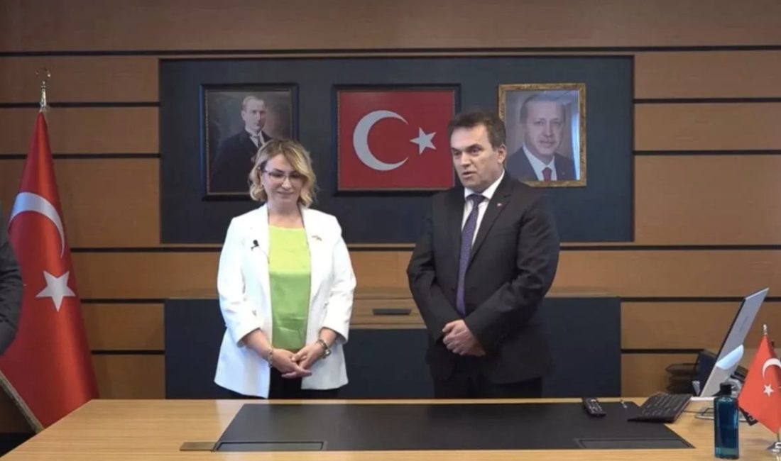 CHP'den AK Parti'ye geçen Yalova Altınova Belediye Başkanı Yasemin Fazlaca,