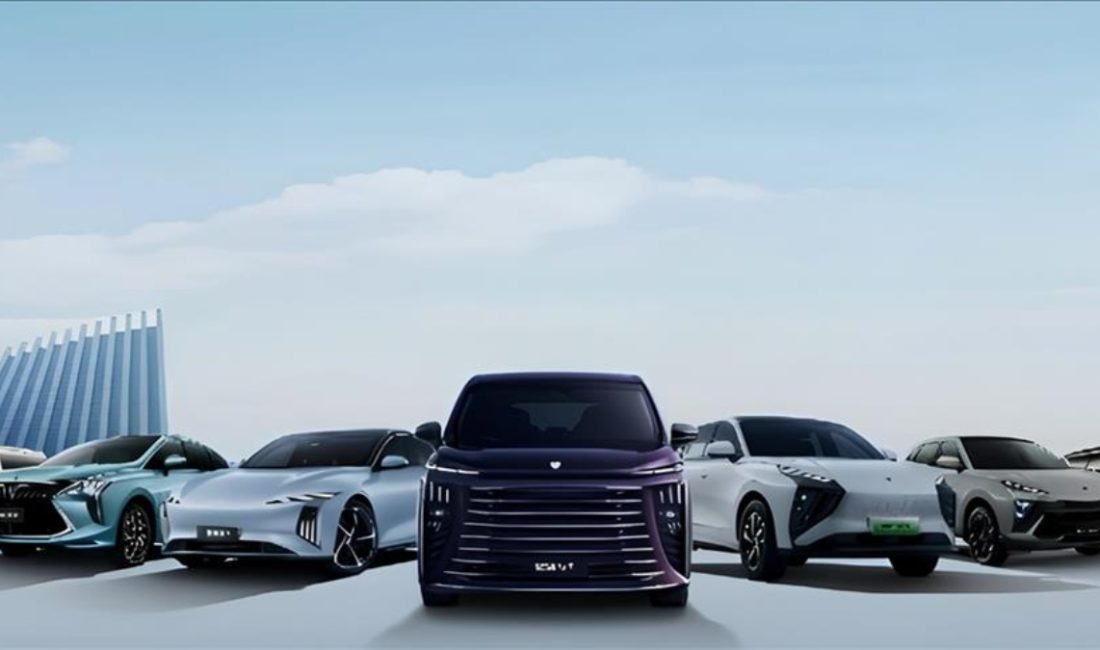 Çinli araba üreticisi Forthing, S7 REEV, M4 U-TOUR PHEV ve