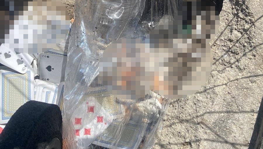 İstanbul Küçükçekmece'de maytap, alüminyum folyo ve tuz ruhuyla hazırladıkları şişeyi kıraathaneye