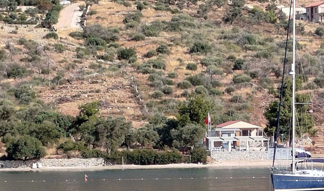 Muğla'nın Milas ilçesi Çökertme Koyu'nda bir kişi, kıyı şeridini taş