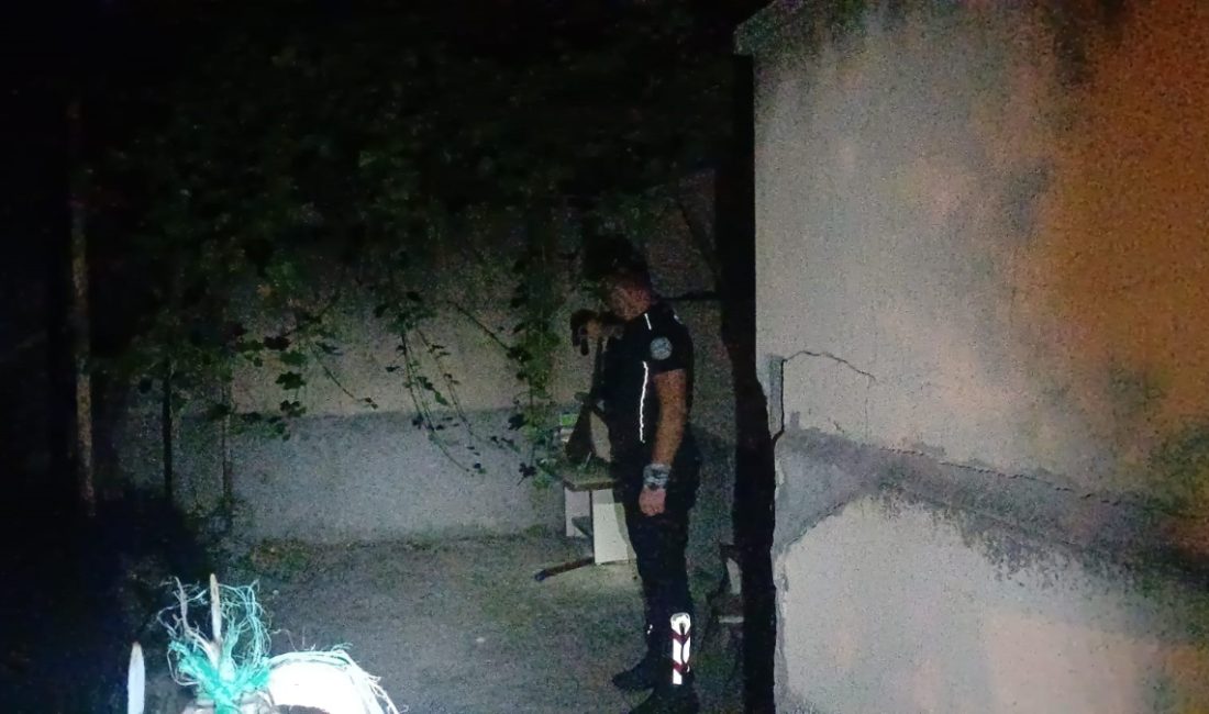 Kentte bir kişi, daha evvel tartıştığı şahısların meskeninin önünden geçtiğini