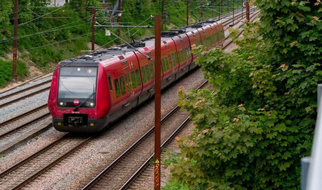 Danimarka'nın Tinglev ile Kliplev kasabaları ortasında bir yolcu treninin raydan