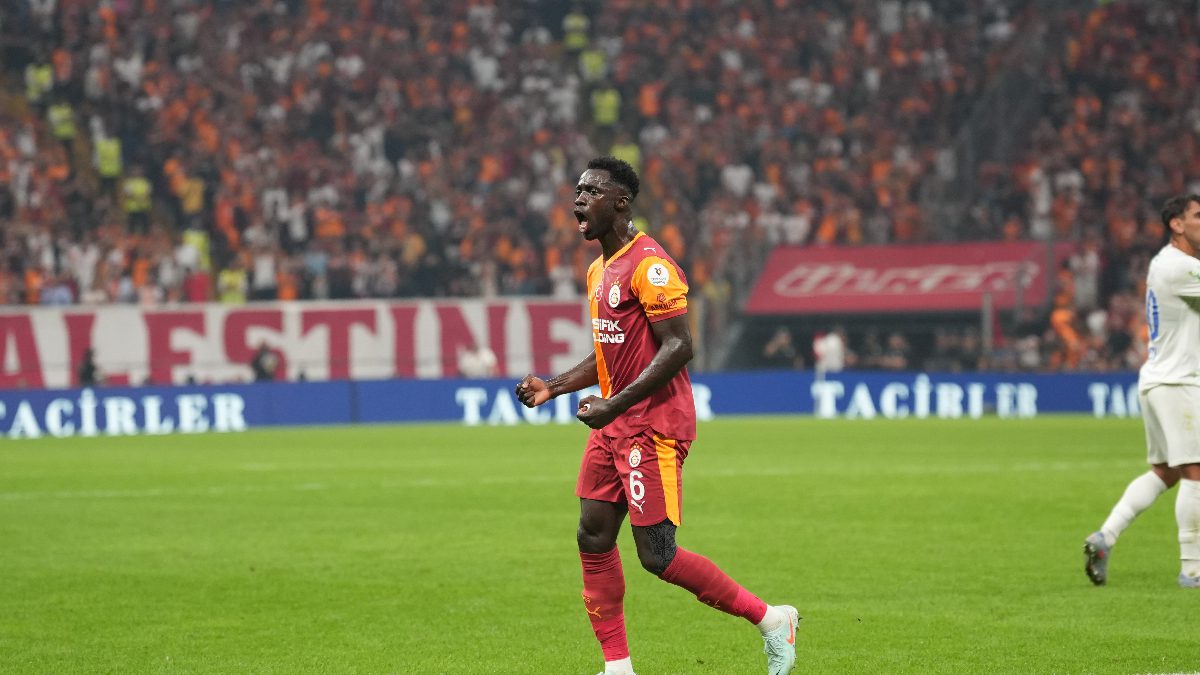 Galatasaray'ın Kolombiyalı futbolcusu Davinson Sanchez, Rizespor karşısında bu sezonki ilk