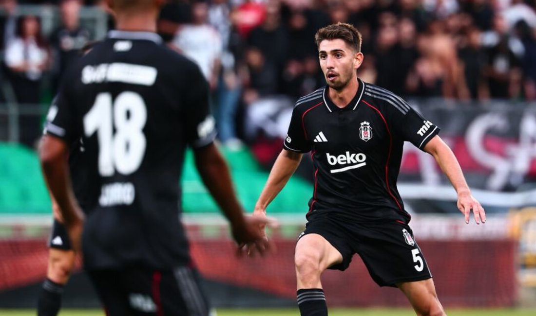 Beşiktaş'ın orta saha oyuncusu Demir Ege Tıknaz, St. Patrick's maçı