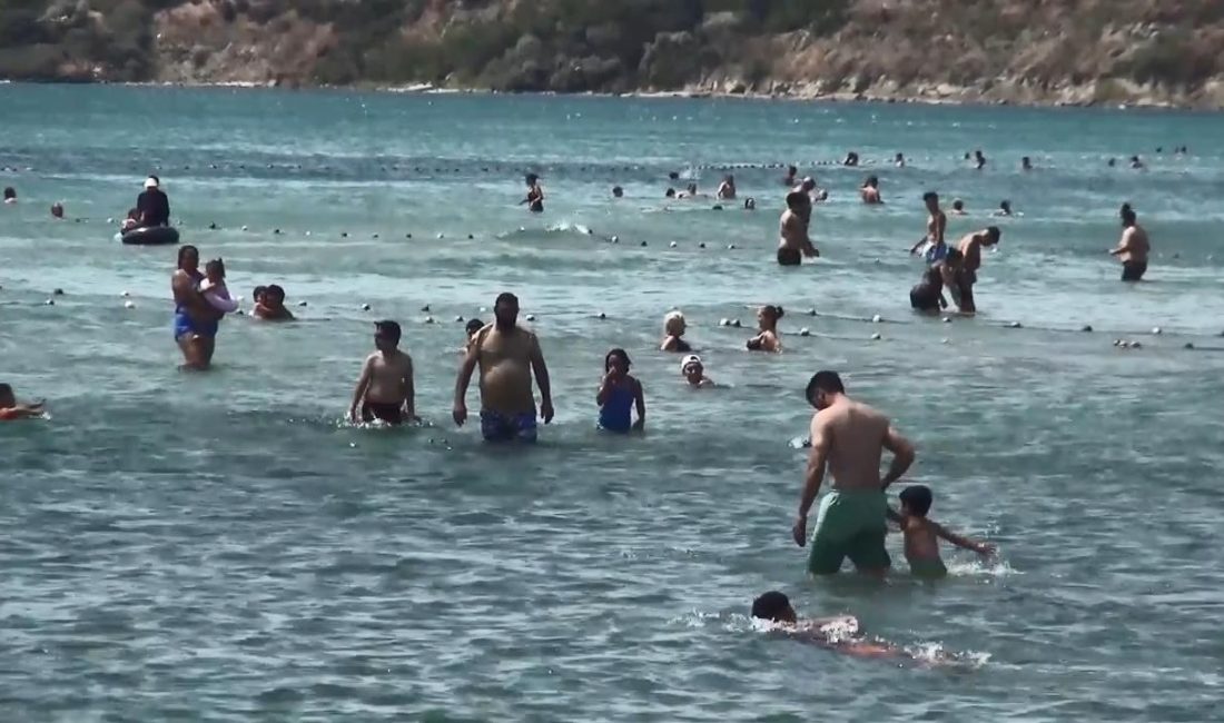 İstanbul'da tesirli olan kuvvetli poyraz, Silivri'de denize girmeyi yasaklattı. Yasağa aldırış