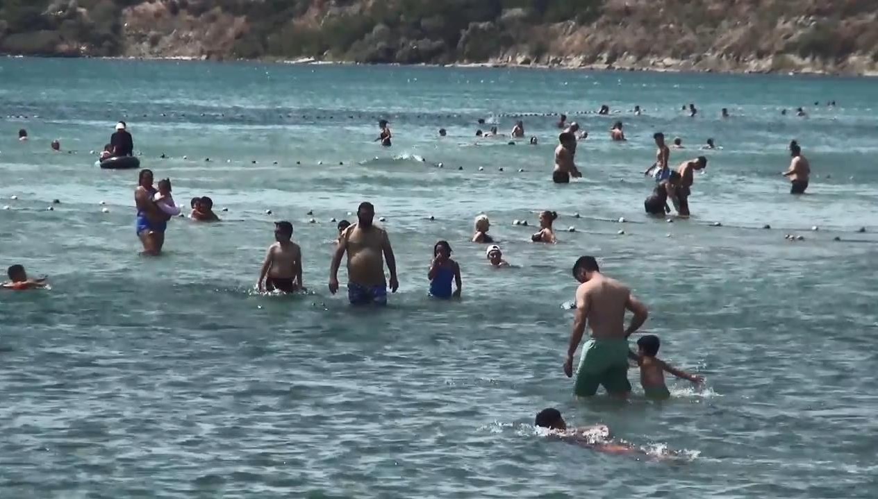 İstanbul'da tesirli olan kuvvetli poyraz, Silivri'de denize girmeyi yasaklattı. Yasağa aldırış