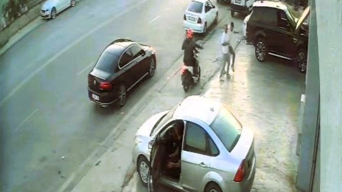Merkezefendi ilçesinde arızalı aracını almak için tamirhaneye gelen şahsı, motosikletle