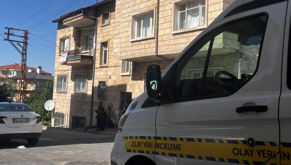 Nevşehir'de bir apartmanın balkonundan düşen dört yaşındaki Ömer N., hayatını