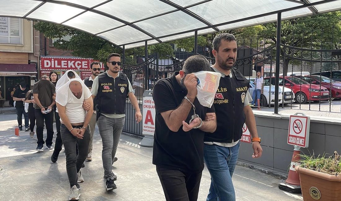 Dublör kullanarak çıkardıkları geçersiz dokümanlarla diğerine ilişkin emlakı sattıkları teziyle