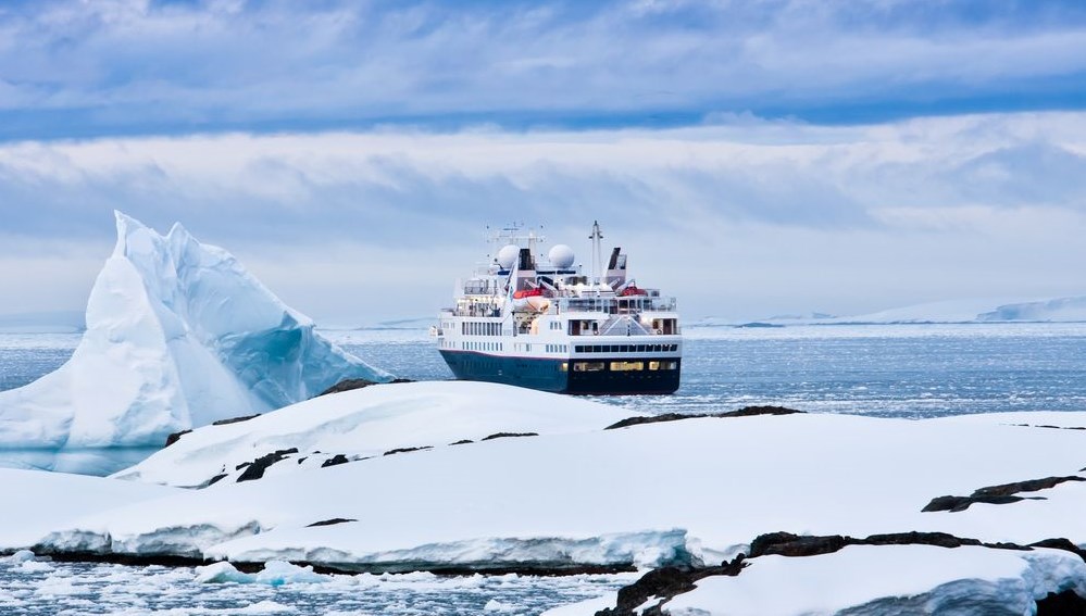Grönland'ın “buzdağlarının başkenti” olarak bilinen kenti İlulissat’ta turizm, kruvaziyer turlarının artışıyla