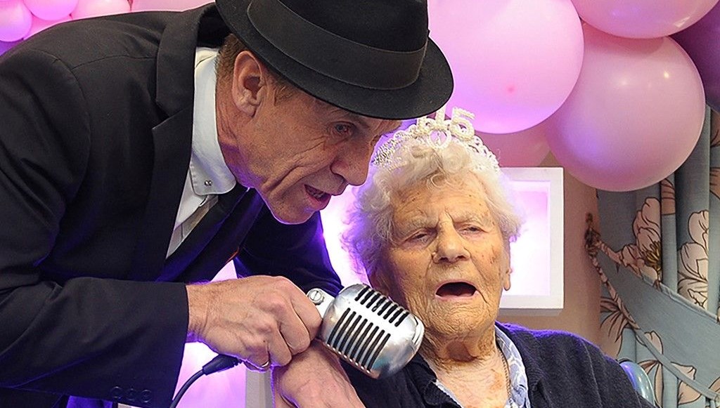Dünyanın en yaşlı insanı Ethel Caterham, ailesiyle birlikte 116. yaşını kutladı.