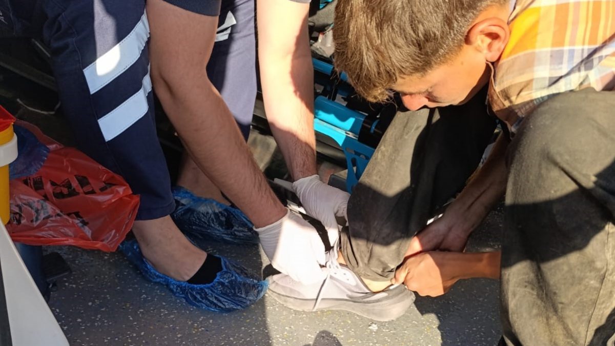 Düzce'de görevli ambulans şoförü, müdahale sırasında terlikleri kesildiği için yalın