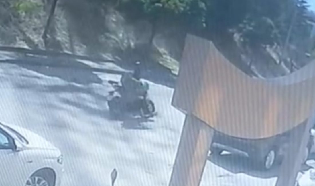 Edirne'de motosiklet şoförünün yaşlı bayana çarptığı an güvenlik kamerasına yansıdı.