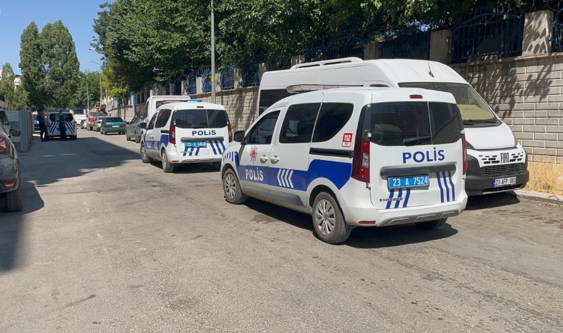 Kentte bir kişi, meskende temizlediği silahın ateş alması sonucu yaralanırken