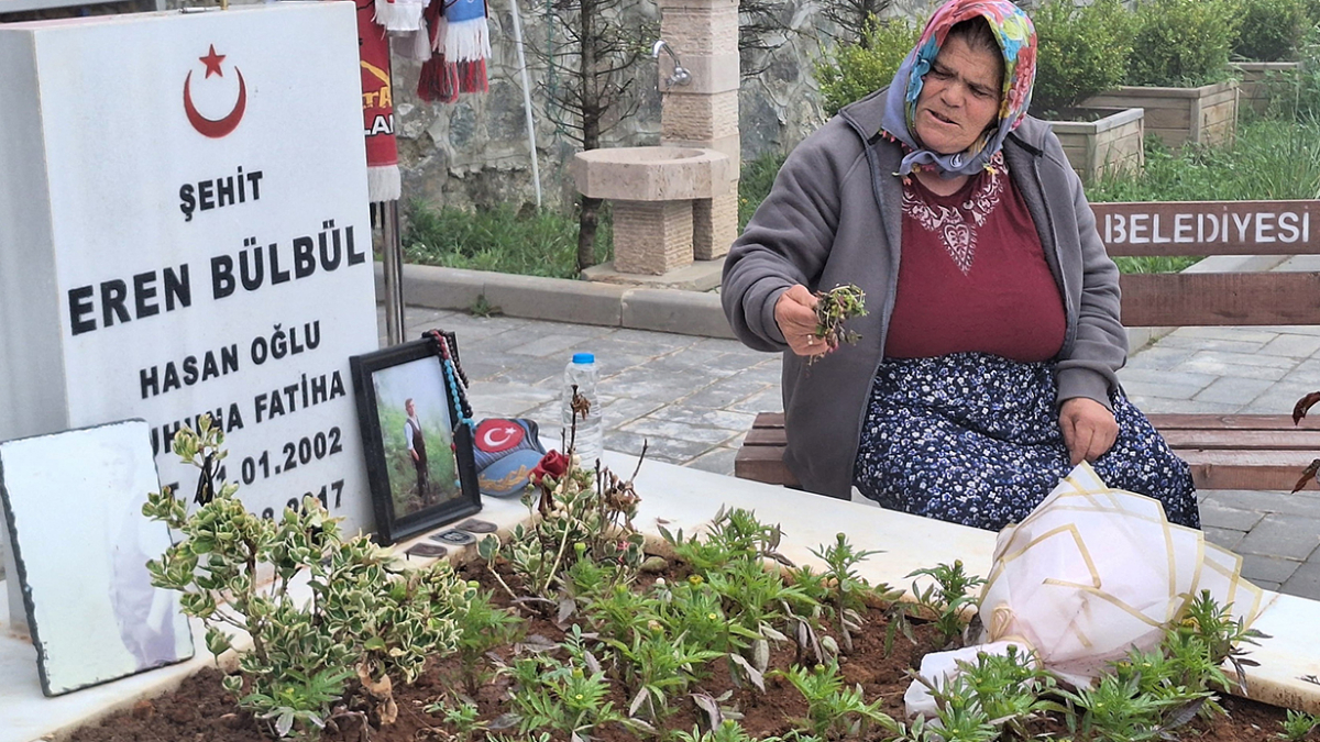 Terörsüz Türkiye sürecine takviye veren şehit Eren Bülbül'ün annesi Ayşe